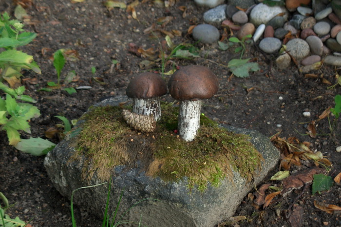 украшение участка, искусственные грибы на участке, забавная садовая композиция